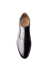 Chaussure de ville en cuir noir avec une finition lisse, bout pointu et design traditionnel à lacets. Intérieur marqué du nom de la marque "Finsbury."