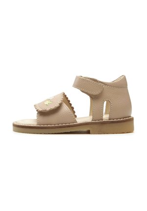 Beige læder børnesandal med velcrorem, bølget kant og blomsterbroderi på frontremmen, flad sål med lille hæl.