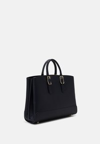 Borsa tote nera con hardware dorato, design strutturato, superficie testurizzata, doppio manico e base piatta.