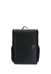Sac à dos noir avec une finition lisse et mate, comportant une poche zippée à l'avant, des poches latérales et un petit logo doré. Conception structurée et rectangulaire.