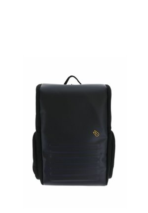 Sac à dos noir avec une finition lisse et mate, comportant une poche zippée à l'avant, des poches latérales et un petit logo doré. Conception structurée et rectangulaire.
