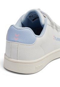 Biały sneaker z teksturowaną skórzaną powierzchnią, jasnoniebieskie akcenty na pięcie i subtelne różowe logo. Posiada płaską gumową podeszwę.