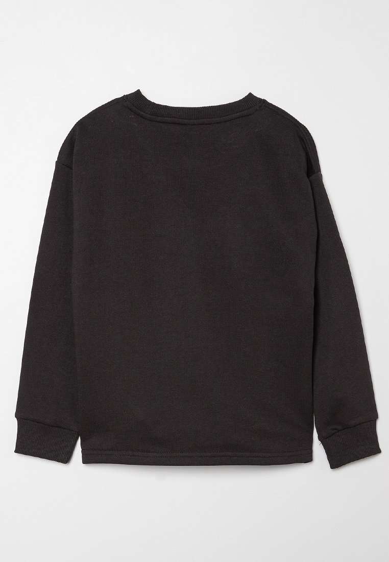 Suéter negro de manga larga con cuello redondo, con puños y dobladillo de canalé, mostrado de forma plana sobre un fondo blanco, vista trasera.