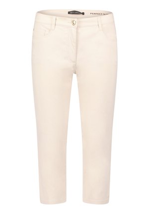 Pantalon beige ajusté et raccourci avec poches avant, passants pour ceinture et fermeture à bouton doré.