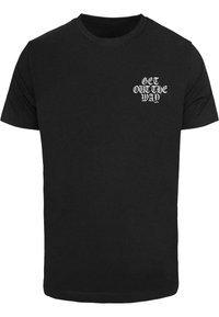 Sort bomulds T-shirt med hvid grafisk tekst "GET OUT THE WAY" på venstre brystområde. Kortærmet og rund hals-design.