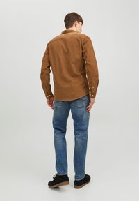 Jack & Jones JJECLASSIC - Camisa - otter