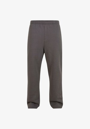 Grå, midt-calv atletiske bukser lavet af blødt stof, med elastisk talje, sidelommer og en afslappet pasform. Glat tekstur, simpelt design.