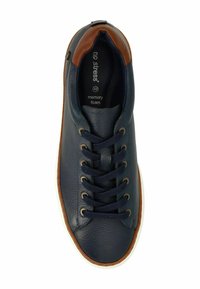Marineblauwe leren sneaker met bruine accenten, witte zool, vetersluiting en memory foam binnenzool, maat 42.