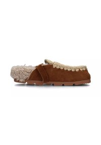 Pantofola in suede marrone con una morbida fodera beige e un bordo intrecciato. Suola piatta con dettagli testurizzati e design aperto sul retro.