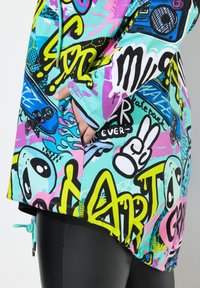 Mikina v teal látce s barevným graffiti potiskem, obsahující různé postavy a vzory. Obsahuje přední kapsu a nastavitelnou šňůrku.