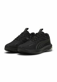 Czarne buty sportowe z teksturowaną siateczką na górze, wyściełanym językiem i gumową podeszwą; zawierają charakterystyczne logo marki oraz odblaskowe akcenty.