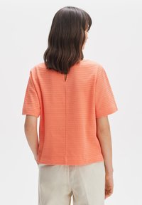 OPUS Basic T-shirt - peachy coral