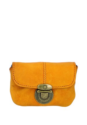 Kleine münzförmige Geldbörse aus senfgelbem Leder mit sichtbarer Naht und antikem Messingverschluss auf weißem Hintergrund.