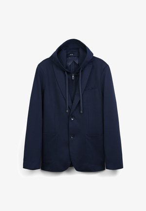 Giacca blu navy con cappuccio, dotata di due tasche frontali, una tasca sul petto e chiusura a bottoni. Il tessuto ha una texture liscia.