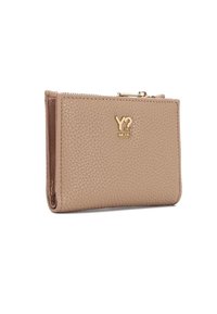 Portafoglio in pelle beige con finitura texturizzata, caratterizzato da un logo dorato, chiusura con zip e forma rettangolare compatta.