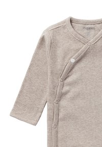 Beige ribbad långärmad babybody med diagonala tryckknappar och V-ringad krage, märkt "noppies" inuti halsen.