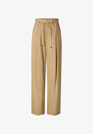 Béžové kalhoty s širokými nohavicemi, vysokým pasem, stahovacím páskem s kovovými konci, bočními kapsami a jemnými předními záhyby.