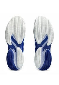Blauwe sportieve schoenen met gemarmerde rubberen zolen, voorzien van een visgraatpatroon en een gladde blauwe accent aan de bovenkant.