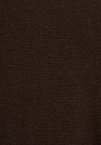 Brunt stickat tyg med en slät textur, med en tät väv och ett enhetligt mönster genom hela.