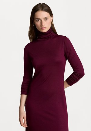 Bordeaux coltrui jurk met lange mouwen, gemaakt van een gladde stof, met een slim fit en subtiele textuur.