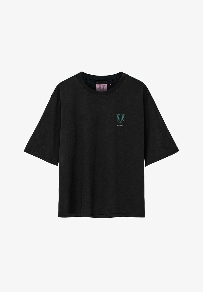 Schwarzes kurzärmeliges T-Shirt mit kleinem türkisfarbenem Motiv von zwei Federbällen und einer Wellenform auf der linken Brust, Größe M.