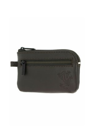 Petit sac en cuir marron foncé avec une poche avant zippée et un motif de grenouille embossé dans le coin inférieur droit.