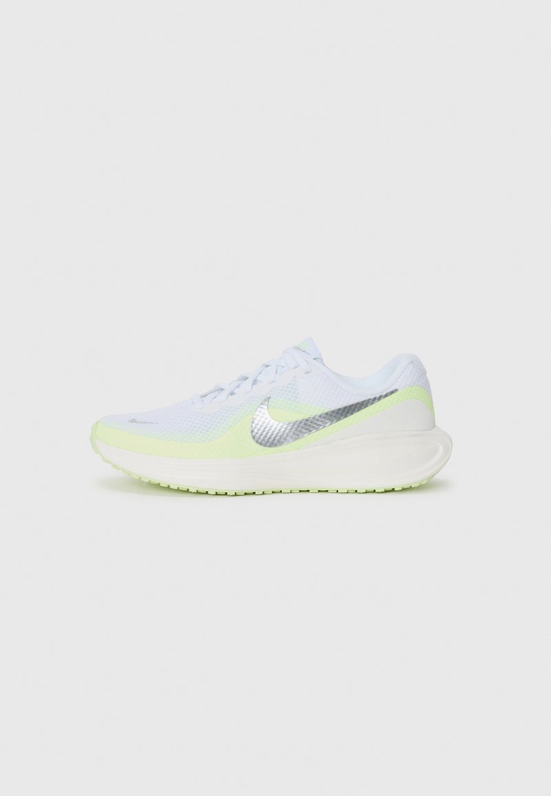 Weißer Sportschuh mit hellgrünen Akzenten, strukturiertem Mesh-Obermaterial, reflektierendem silbernen Nike-Logo und dämpfender Sohle.