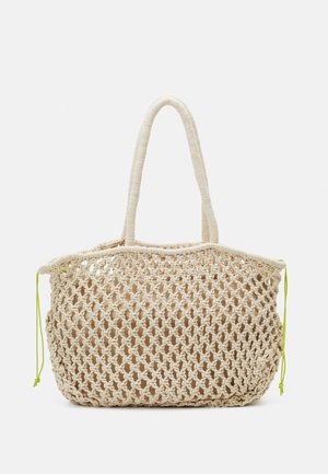 Sac fourre-tout à maille ouverte en fibres naturelles, de couleur beige, avec deux poignées et des accents de cordon de serrage vert néon le long du bord supérieur.