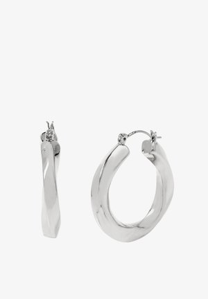 Boucles d'oreilles en argent avec un design torsadé, finition polie et forme ronde. Elles sont dotées d'un fermoir sécurisé et d'une texture lisse.