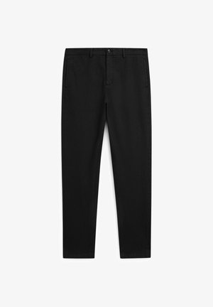 Pantalon noir à jambes droites avec passants pour ceinture, poches latérales et fermeture frontale à bouton.