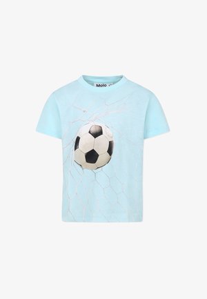 Maglietta di cotone azzurro chiaro con una grafica di un pallone da calcio bianco e nero che rompe un design di rete bianca sul davanti.