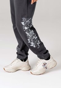 Ed Hardy BASE RUNNER CROSS - Zapatillas - sand