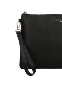 Borsa nera in pelle con superficie testurizzata, forma rettangolare e tracolla rimovibile. Presenta hardware e logo in tonalità argento.
