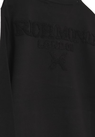 Felpa nera con ricamo testurizzato nero con la scritta "RICHMOND LONDON" e un accento "X" sul davanti. Design semplice e casual.