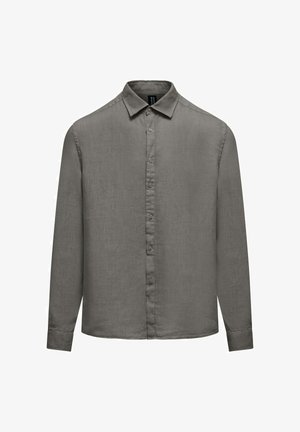 Długo rękawowa, zapinana na guziki męska koszula w szarości, z klasycznym kołnierzem i widoczną plisą na guziki z przodu.