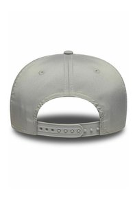 Grauer Hut mit glattem Stofffinish, geschwungenem Schirm und verstellbarem Snapback-Riemen. Verfügt über zwei Reihen Druckknopflöcher zur Größenanpassung.