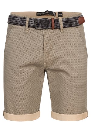 Beige shorts met een gestructureerd patroon, opgerolde mouwen en een marineblauwe geweven riem met een bruin leren accent.
