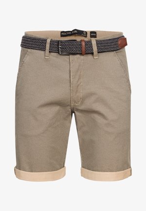 Beżowe szorty z teksturowanym wzorem, z podwiniętymi nogawkami oraz granatowym, tkanym paskiem z brązowym skórzanym akcentem.