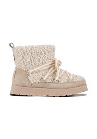 Beige shearling nilkkurit, joissa on teksturoitu pinta, tasainen beige pohja, koristeelliset köysivetoketjut ja lenkkituki takana helppoa pukemista varten.