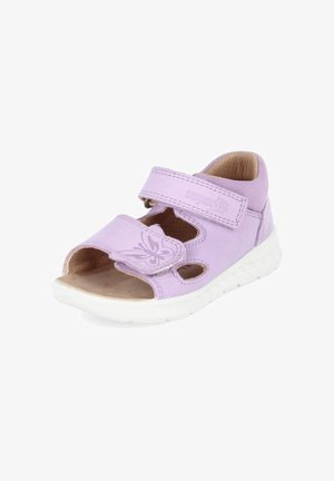 Jasnofioletowy sandał dla malucha z dwoma regulowanymi paskami, motywem motyla na przednim pasku oraz białą, fakturowaną podeszwą.