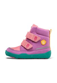 Paarse en roze kinderlaarzen met klittenbandsluitingen, groene rubberen zool, grijze accenten en een gele tag met een cartoon-aap.