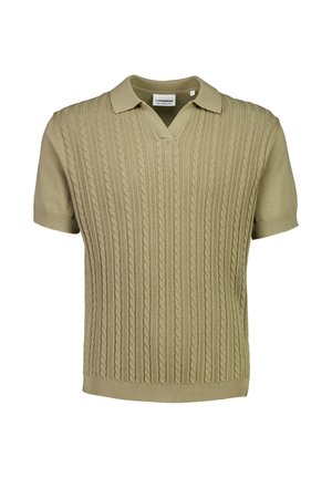 Krótki sweterkowy polo z krótkim rękawem w kolorze przytłumionej oliwki, wykonany z wzorem warkocza. Posiada klasyczny kołnierzyk i dekolt w kształcie litery V.