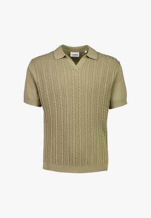 Lyhythihainen neulottu poolopaita köysineuloksella, hillityssä oliivinvihreässä värissä. Siinä on klassinen kaulus ja V-aukko.