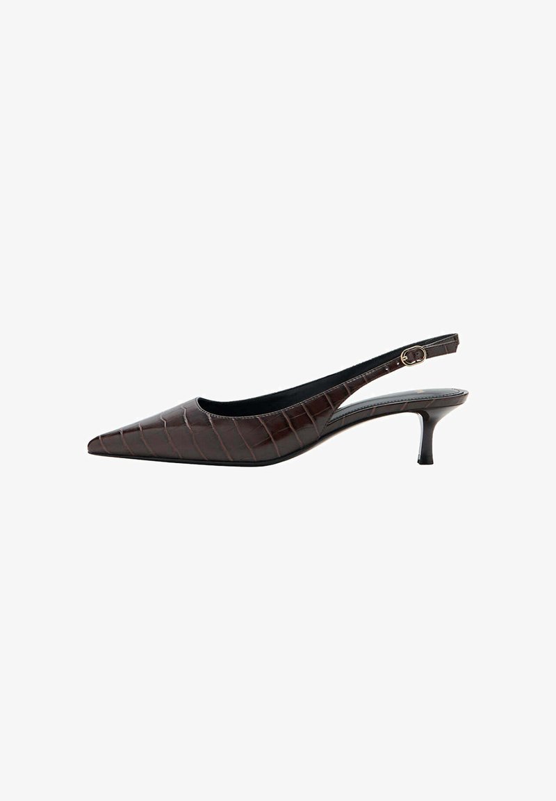 Escarpin slingback en cuir marron à motif crocodile avec bout pointu et petit talon kitten avec une petite bride à boucle dorée.