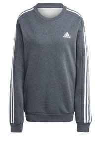 Felpa grigia a girocollo in tessuto morbido con un motivo a tre strisce bianche sulle maniche e il logo Adidas sul petto.