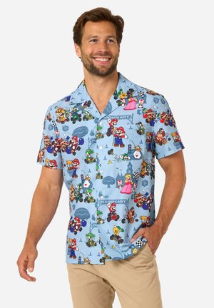 Kurzarm-Hemd in Hellblau mit bunten Drucken von Mario Kart-Charakteren, versehen mit verschiedenen Cartoonfiguren und verspielten Designs.