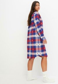 bonprix MIT KNOPFLEISTE - Camicia da notte - red