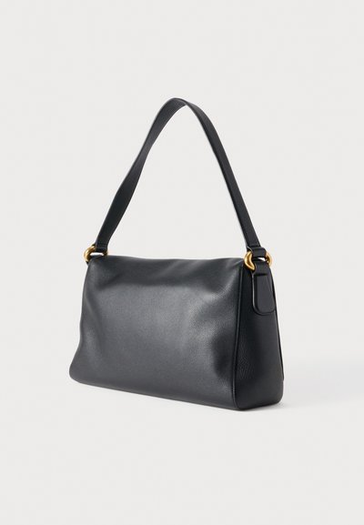 Μαύρη δερμάτινη τσάντα χειρός με λεία υφή, σε στρογγυλεμένο σχήμα, με χρυσές μεταλλικές λεπτομέρειες και ένα μακρύ λουρί ώμου.