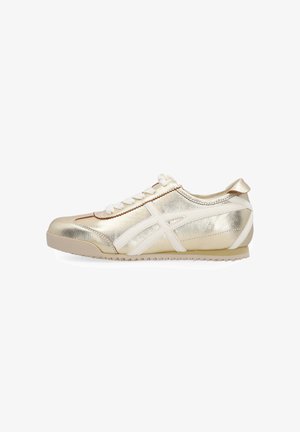 Laagprofiel metallic gouden sneaker met witte strepen, vetersluiting en gestructureerde zool, getoond vanaf de buitenkant op een witte achtergrond.