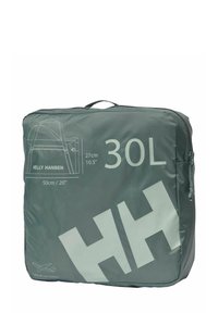 Bolsa de viaje de nailon gris con marca blanca. Dimensiones: 50 cm x 27 cm. Cuenta con un asa superior y cierre de cremallera; compatible para uso como equipaje de mano.